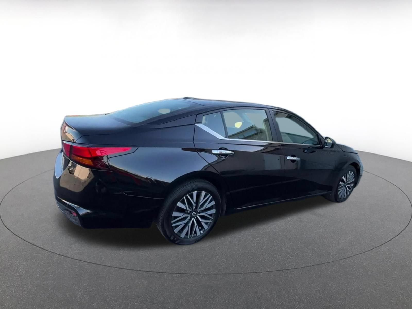 Used 2025 Nissan Altima 2.5 SV FWD image 15