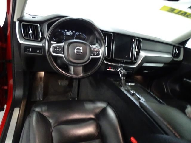 Used 2018 Volvo XC60 T5 Momentum w/ Vision Package image 5