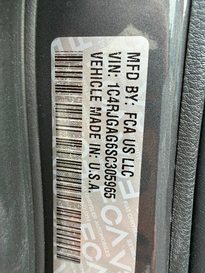 Used 2025 Jeep Grand Cherokee Laredo X image 17