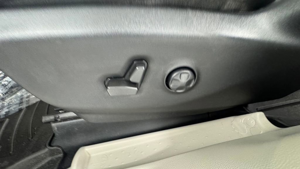 Used 2022 Chrysler Pacifica Touring-L FWD image 11