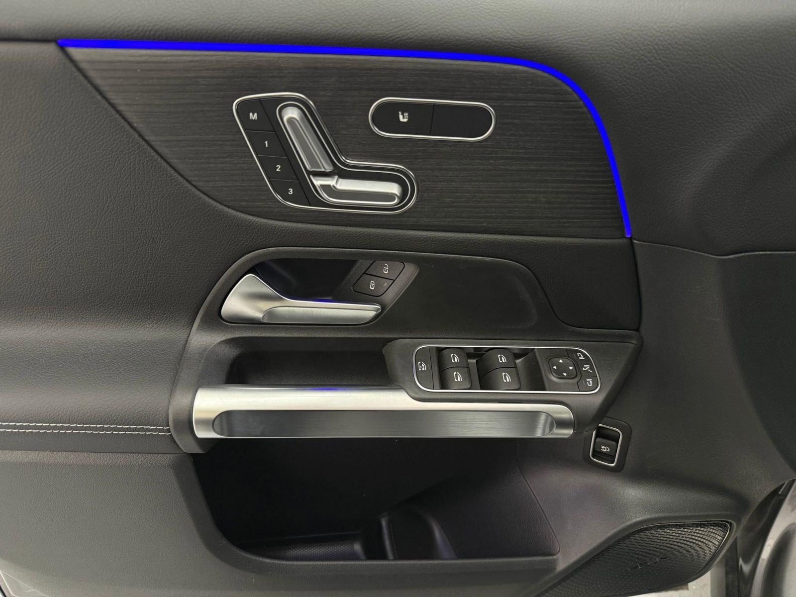 New 2025 Mercedes-Benz GLB 250 4MATIC image 11