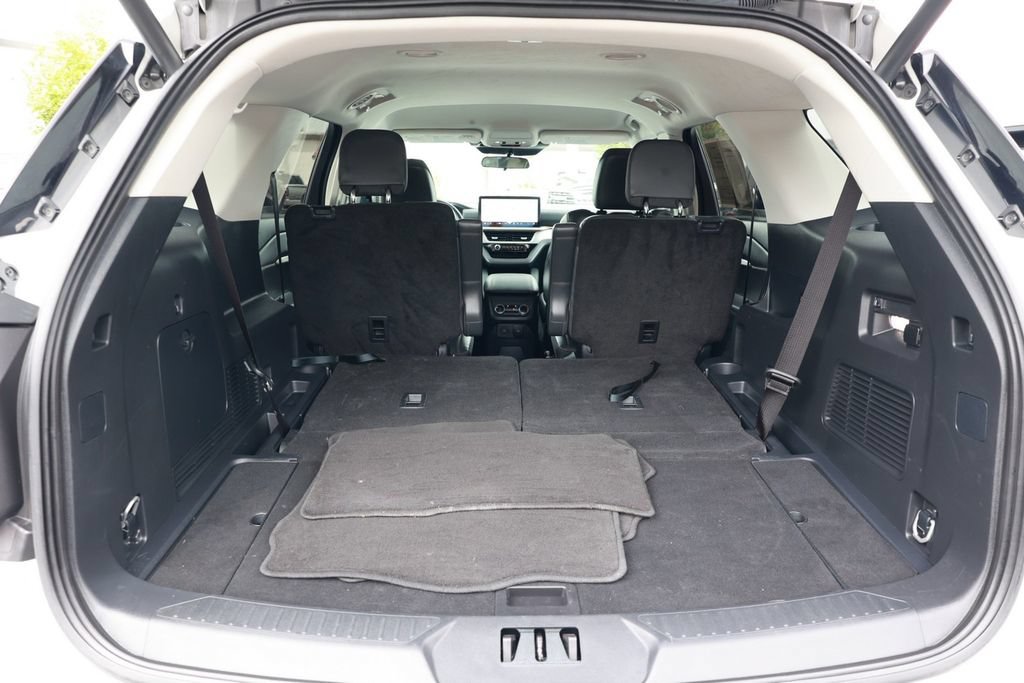Used 2025 Ford Explorer Active w/ Active Comfort Package RWD image 36