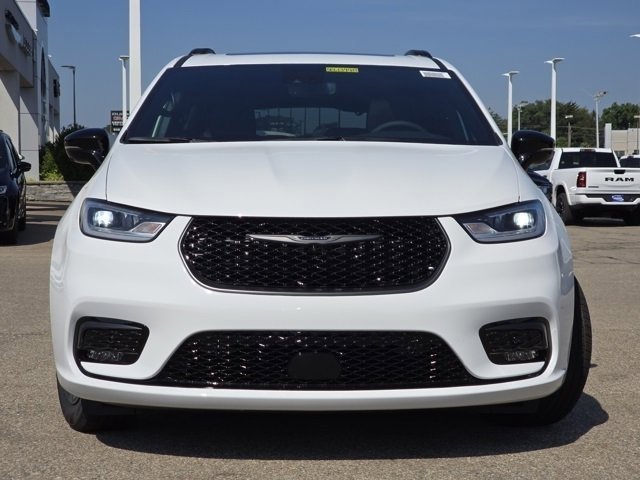 New 2025 Chrysler Pacifica Select w/ Fav Edition Package image 2