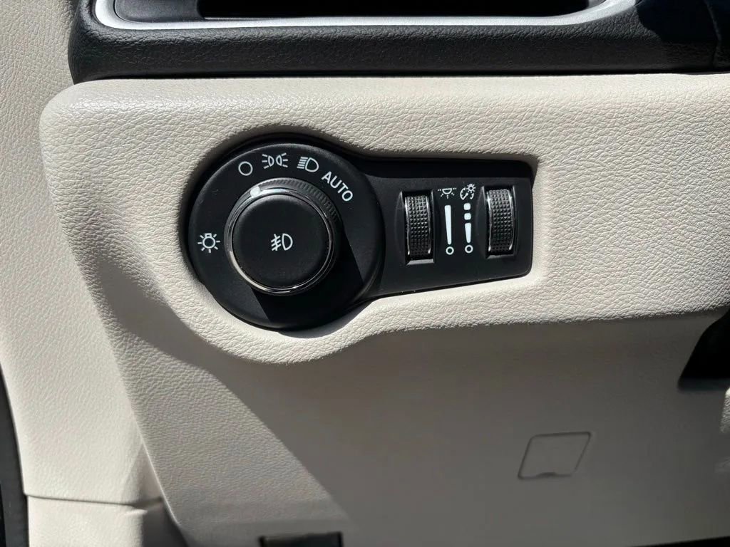 Used 2024 Chrysler Pacifica Touring-L FWD image 11