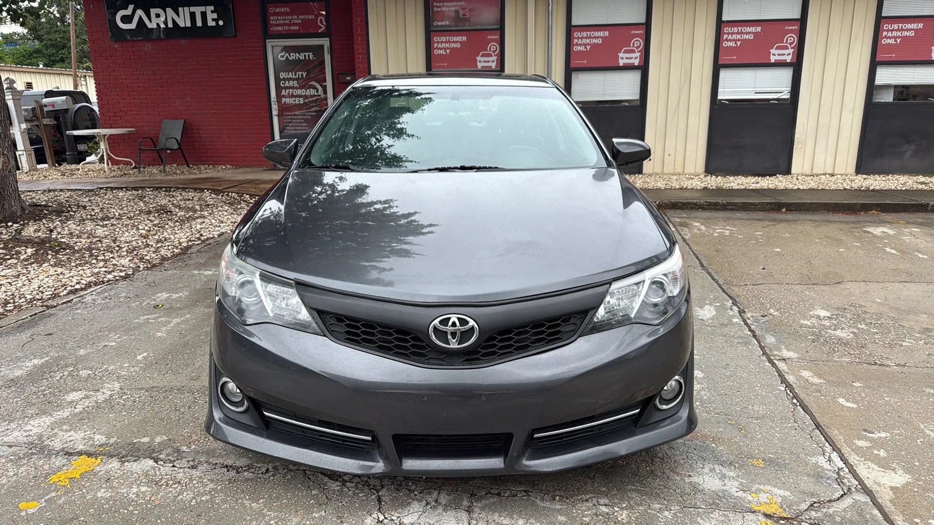 Used 2014 Toyota Camry SE w/ Moonroof Package FWD image 2