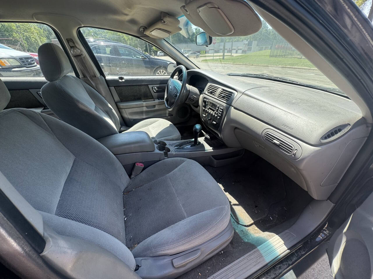 Used 2003 Ford Taurus SE FWD image 7