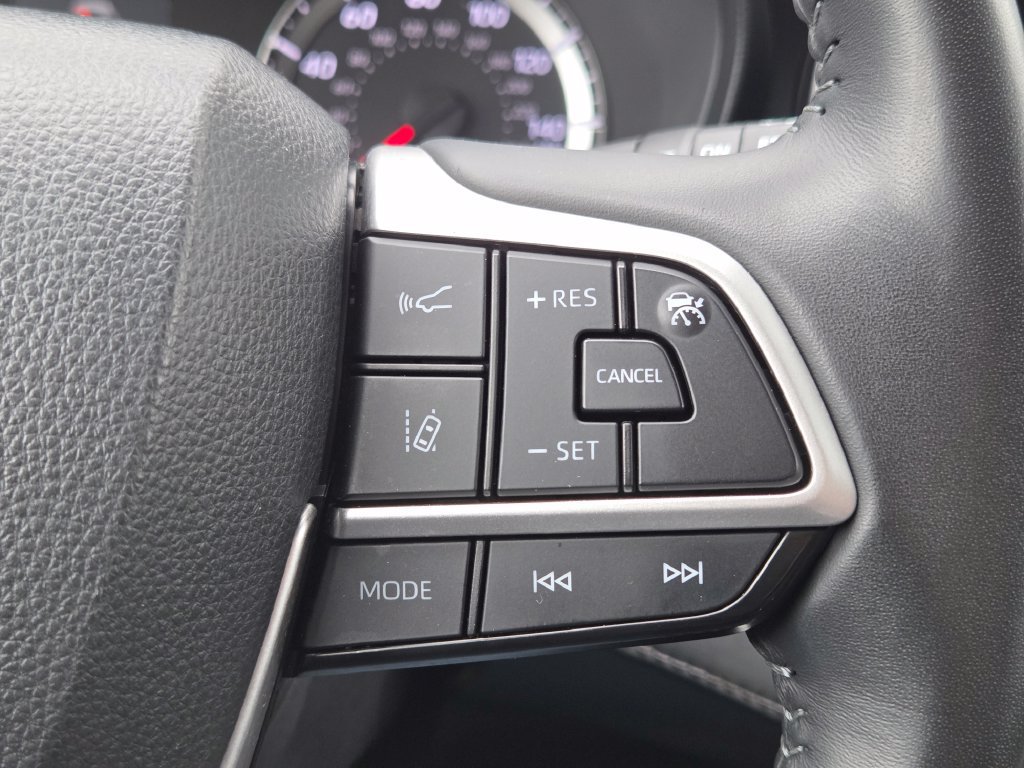 Used 2022 Toyota Highlander LE AWD/4WD image 14