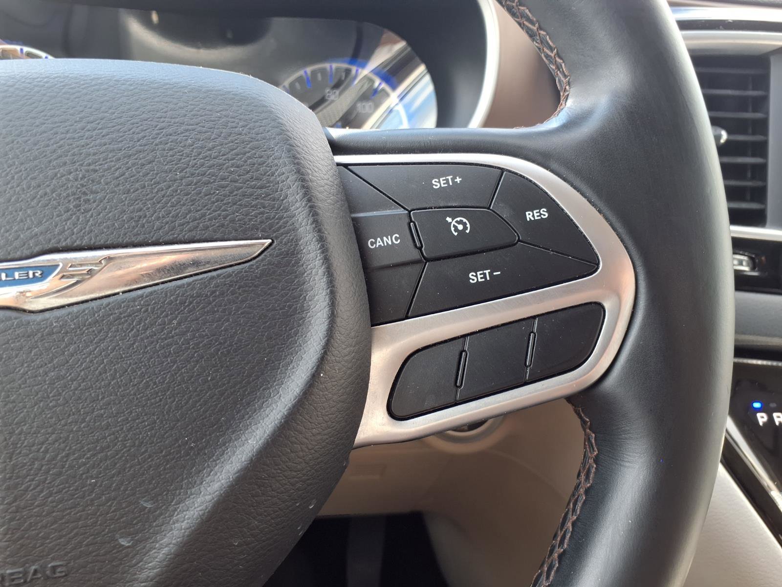 Used 2018 Chrysler Pacifica Touring-L image 16