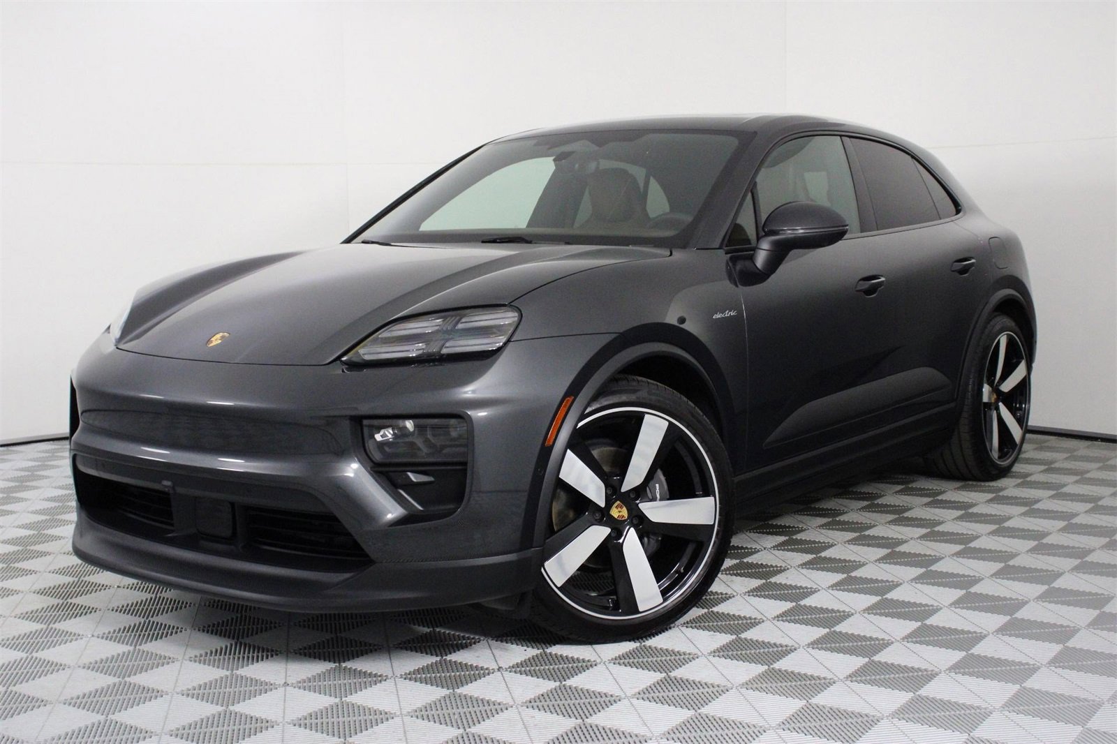 Used 2025 Porsche Macan 4 Electric image 1