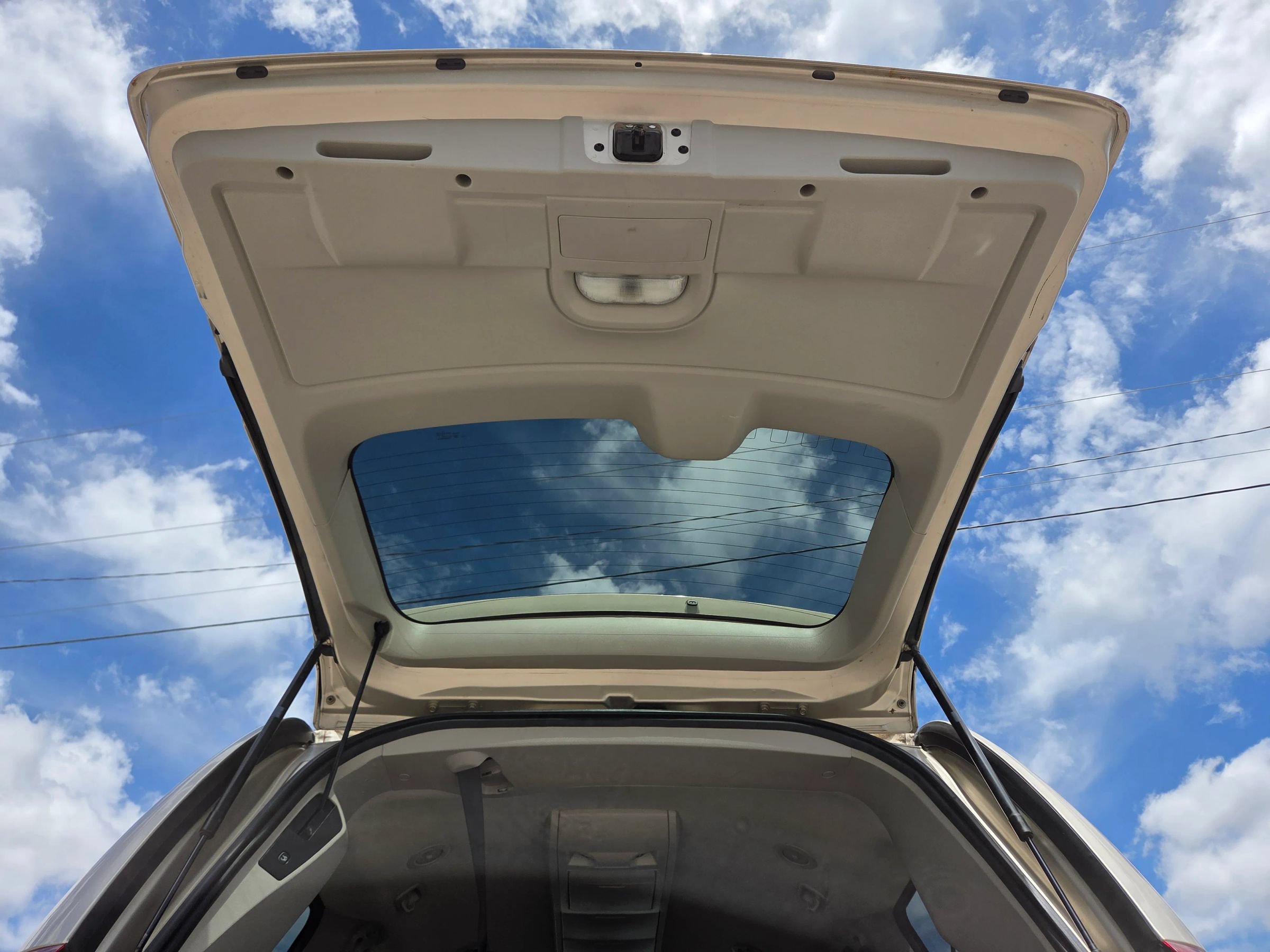 Used 2016 Chrysler Town & Country Touring FWD image 17
