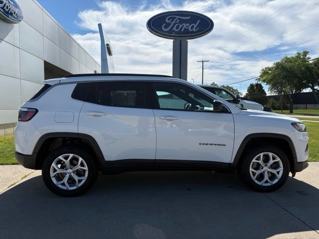 Used 2024 Jeep Compass Latitude AWD/4WD image 17