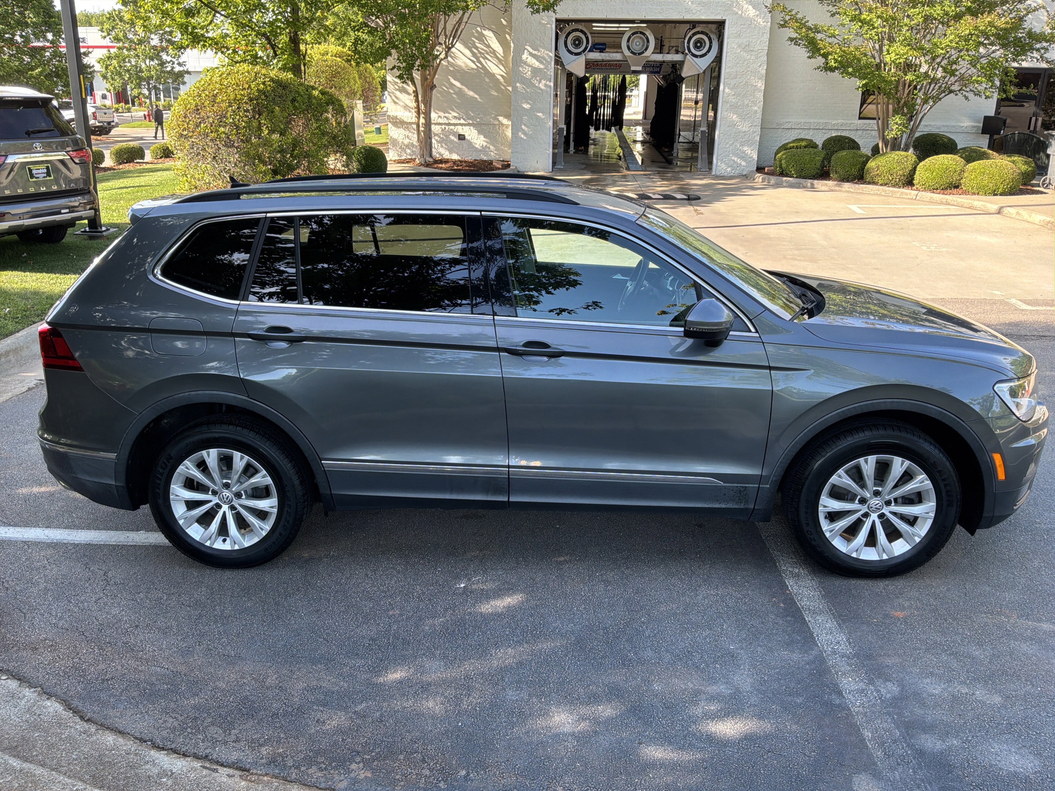Used 2018 Volkswagen Tiguan SE AWD/4WD image 11