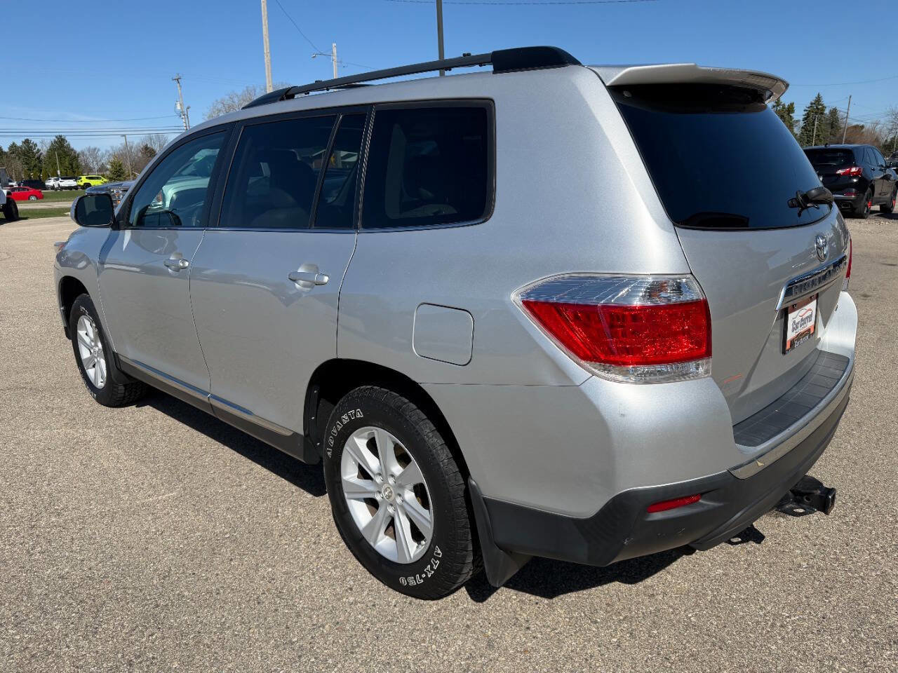 Used 2012 Toyota Highlander SE w/ Tow Pkg image 3