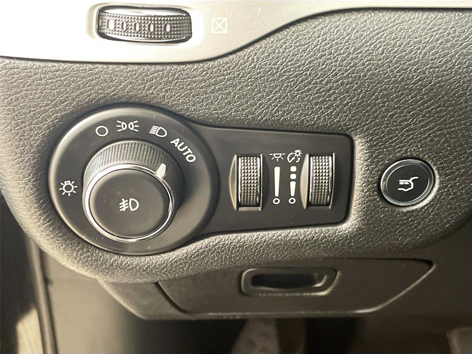 Used 2017 Jeep Cherokee Overland w/ Technology Group image 14