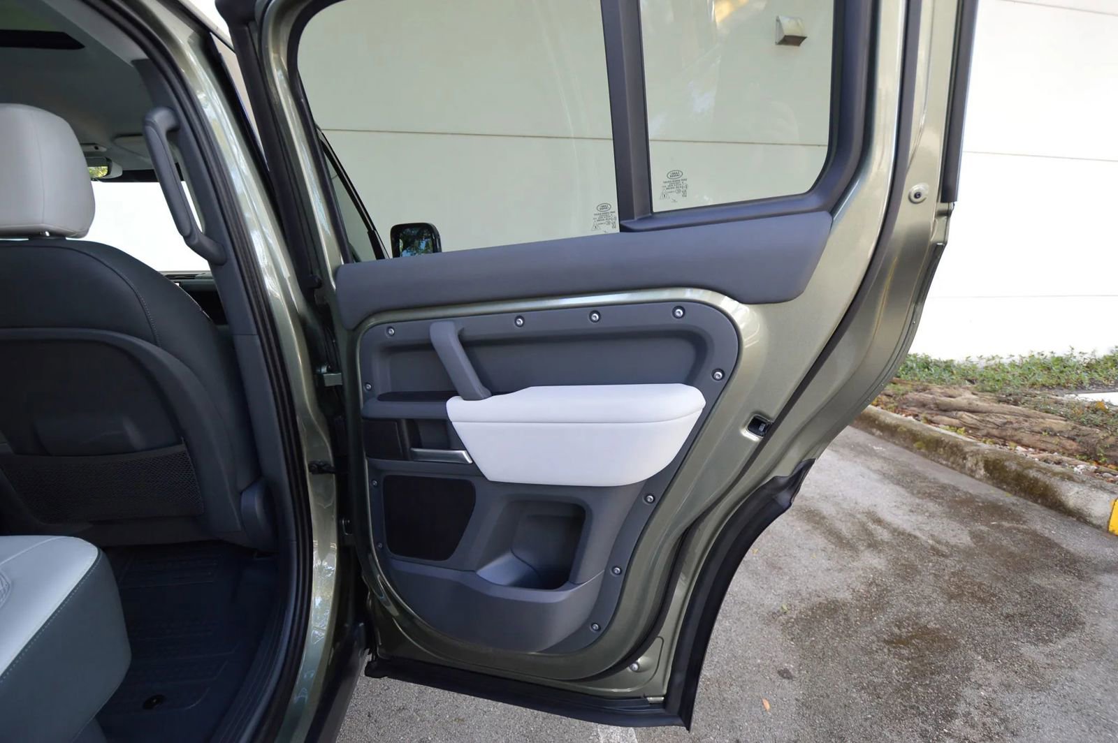 Used 2025 Land Rover Defender 110 X-Dynamic SE image 57