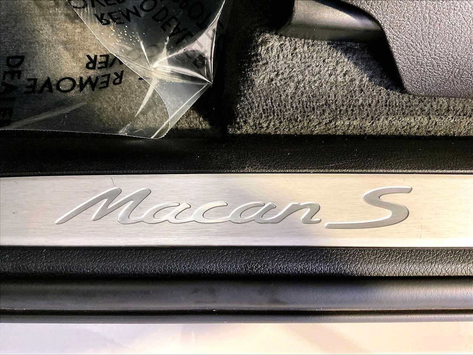 Certified 2024 Porsche Macan S AWD/4WD image 19