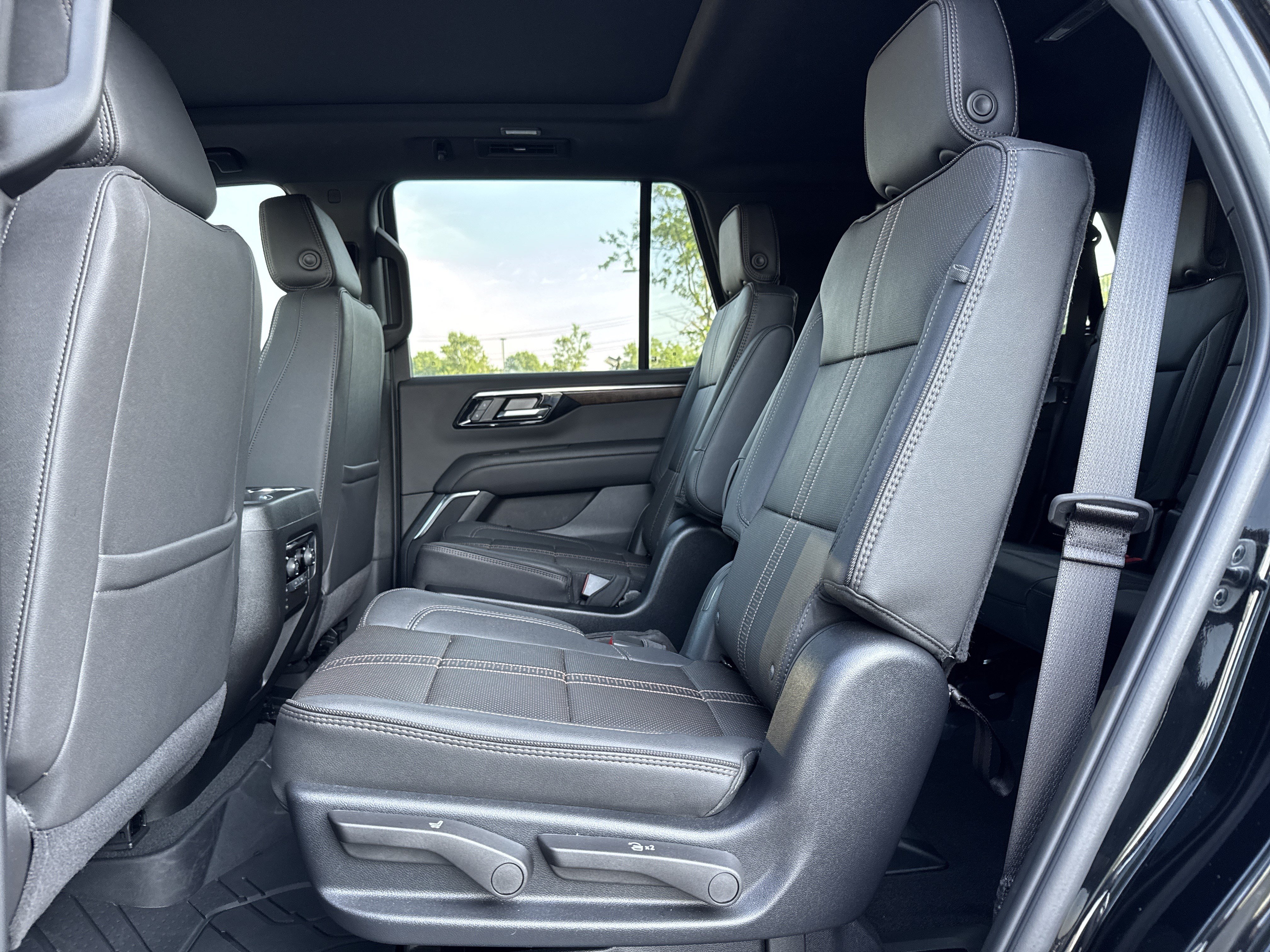 Used 2025 Chevrolet Tahoe High Country AWD/4WD image 31