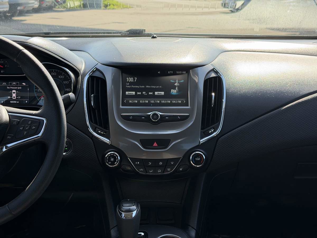 Used 2017 Chevrolet Cruze LT FWD image 20
