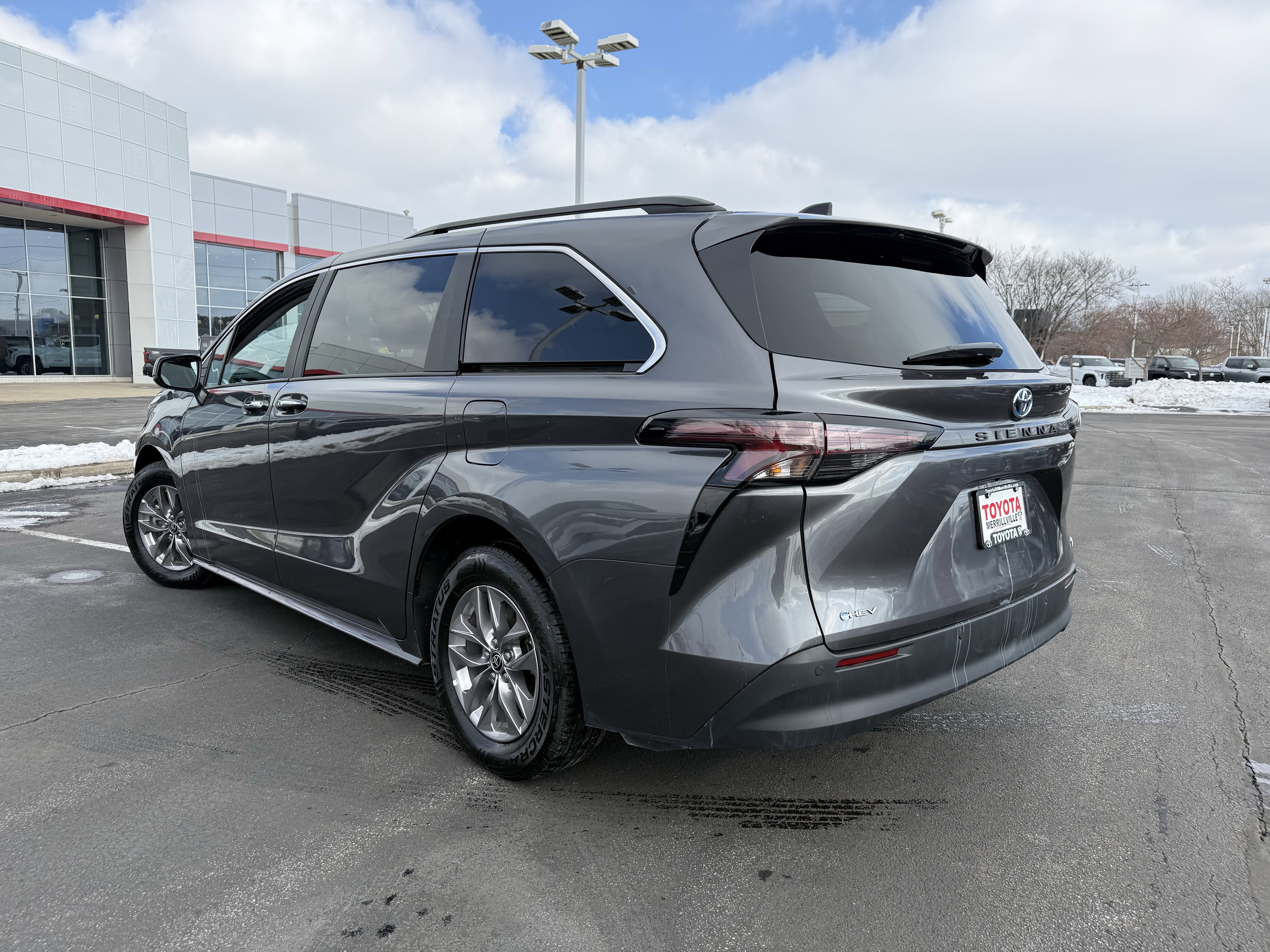 Used 2025 Toyota Sienna XLE image 6
