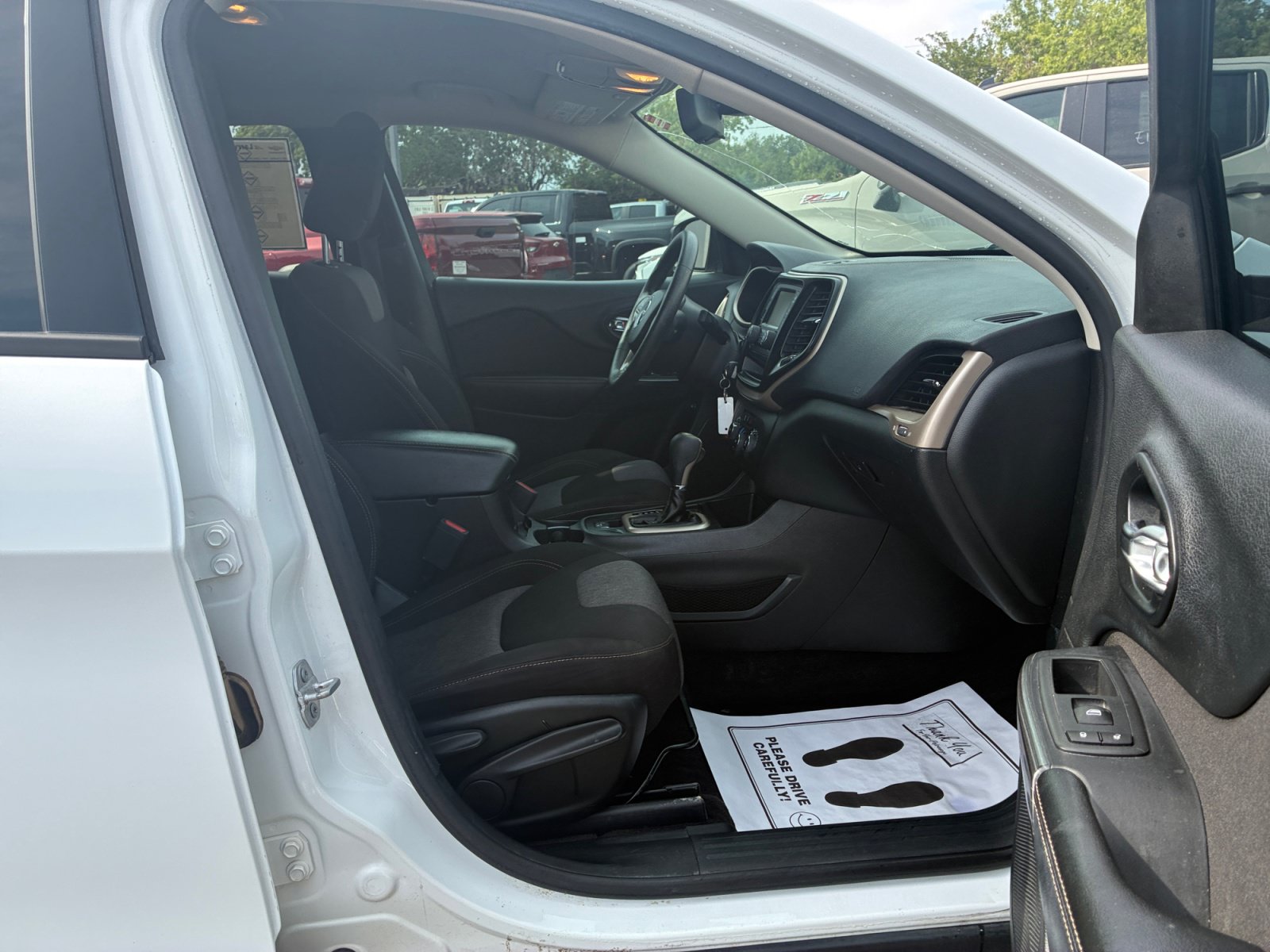 Used 2017 Jeep Cherokee Sport FWD image 29