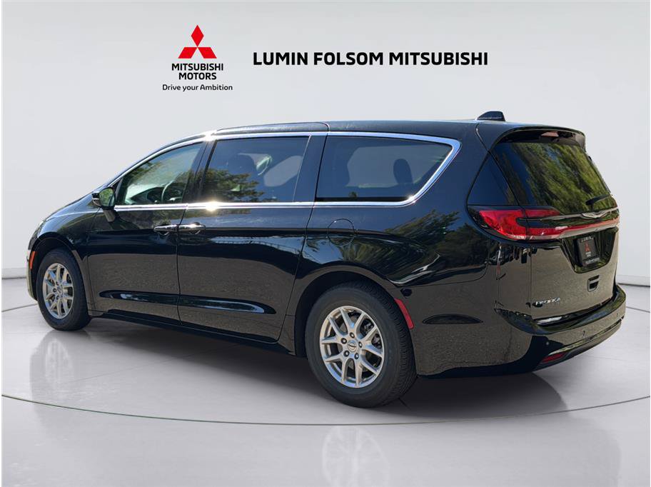 Used 2024 Chrysler Pacifica Touring-L FWD image 3