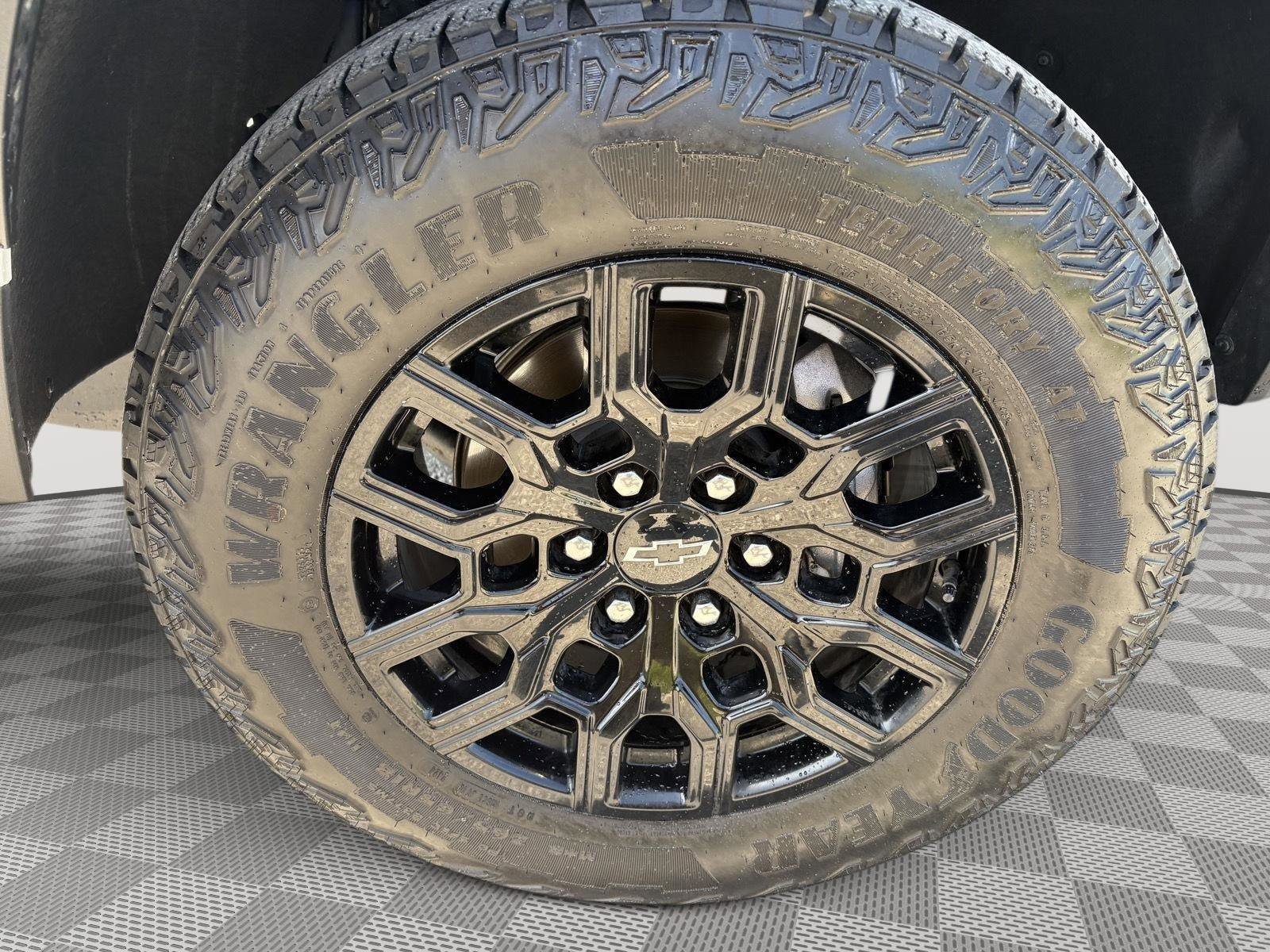Used 2024 Chevrolet Colorado Trail Boss AWD/4WD image 9
