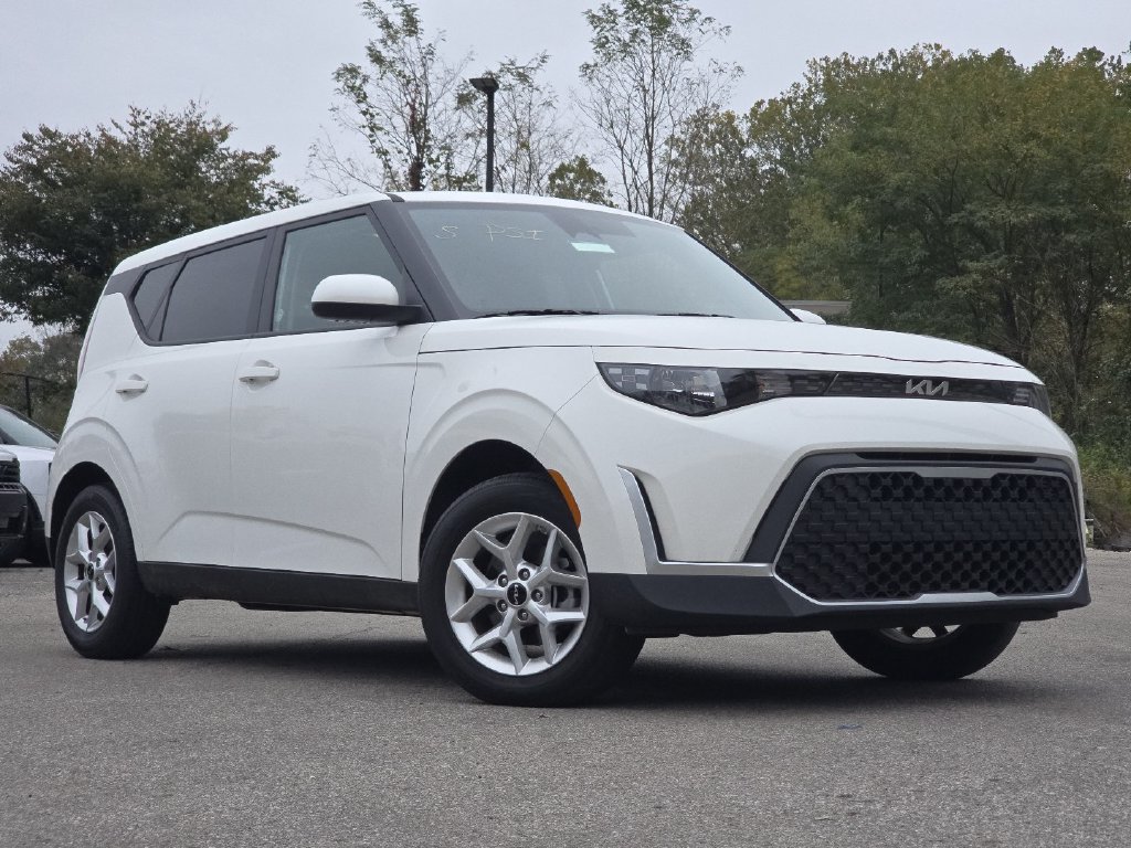 Used 2025 Kia Soul LX w/ LX Technology Package FWD image 1