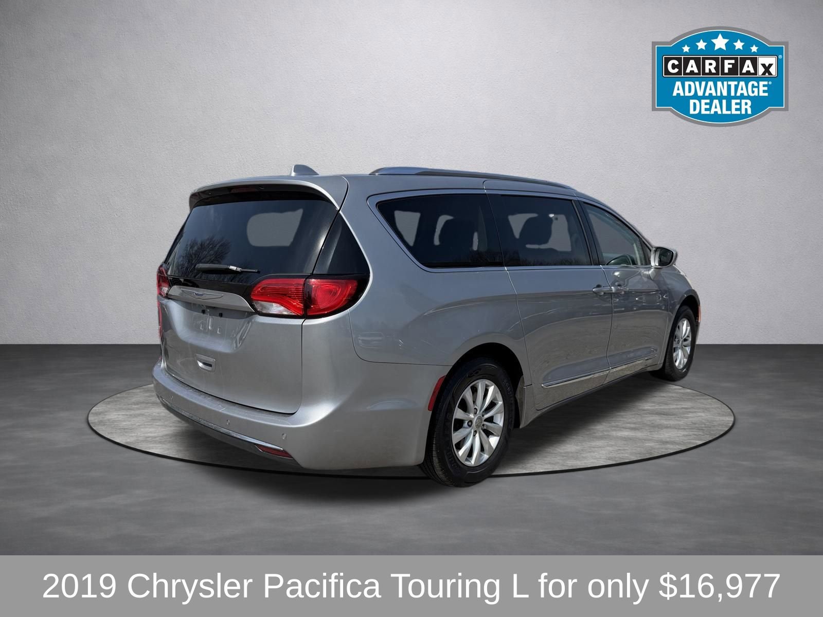 Used 2019 Chrysler Pacifica Touring-L image 3