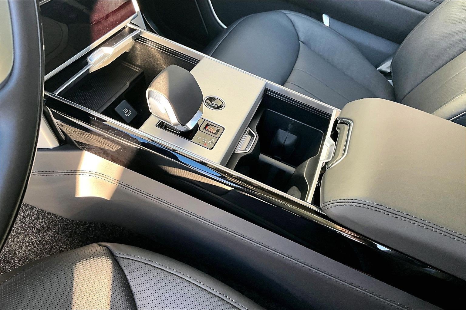 Used 2025 Land Rover Range Rover SE image 16