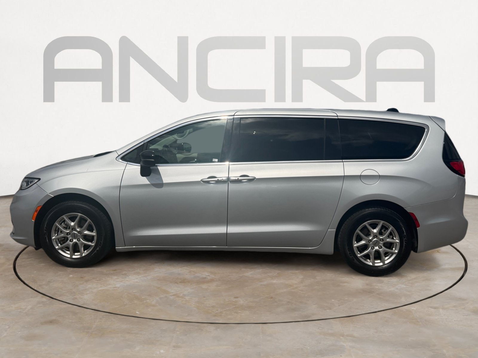 Used 2024 Chrysler Pacifica Touring-L FWD image 7