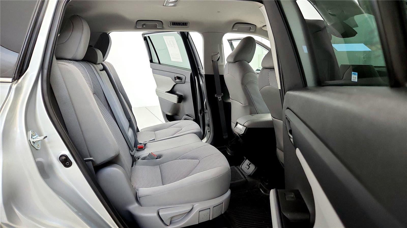 Used 2023 Toyota Highlander LE image 18