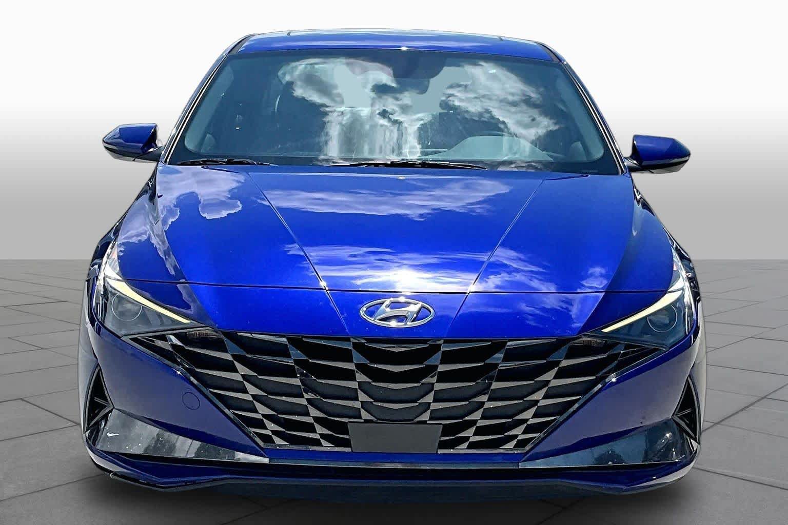 Used 2022 Hyundai Elantra SEL w/ Convenience + Premium Package FWD image 4