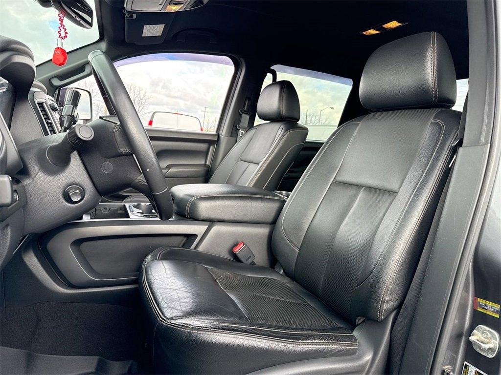 Used 2019 Nissan Titan SL w/ Midnight Edition image 11