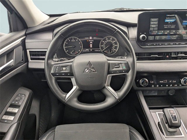 Used 2024 Mitsubishi Outlander SE image 15