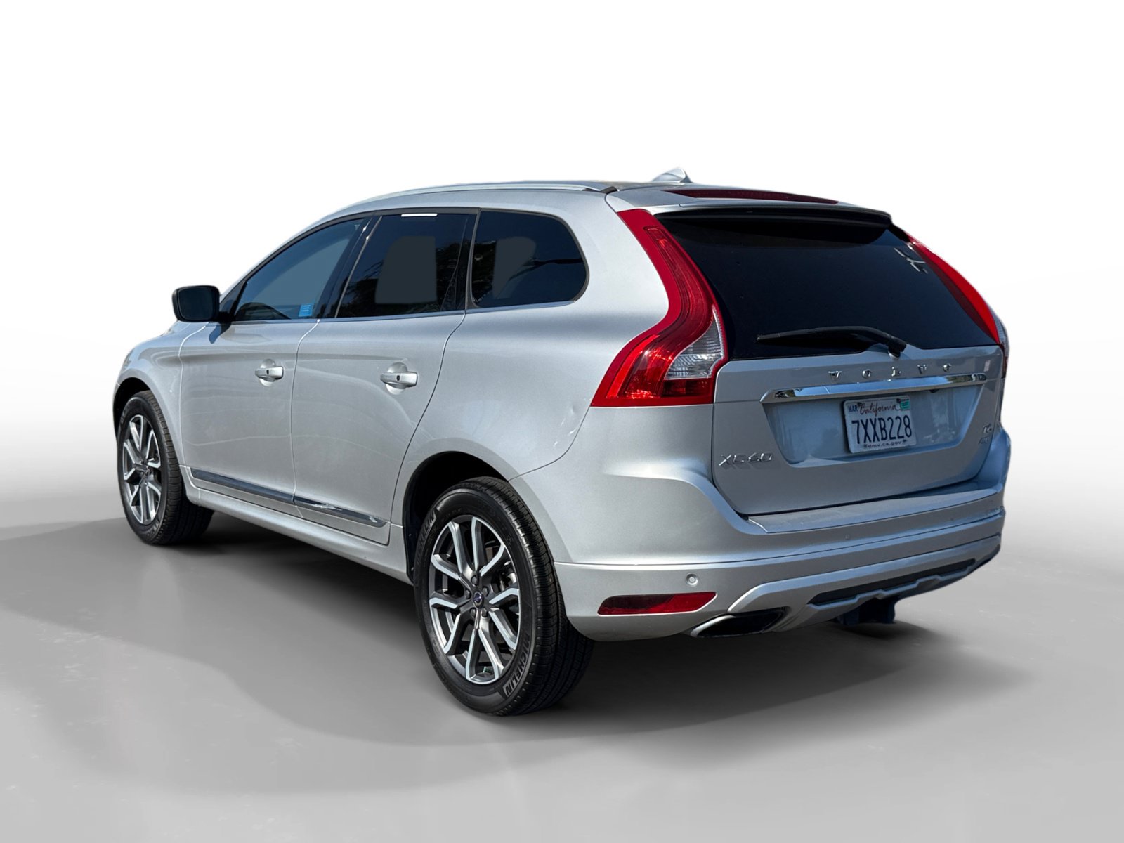 Used 2017 Volvo XC60 T6 Dynamic w/ Climate Package AWD/4WD image 3