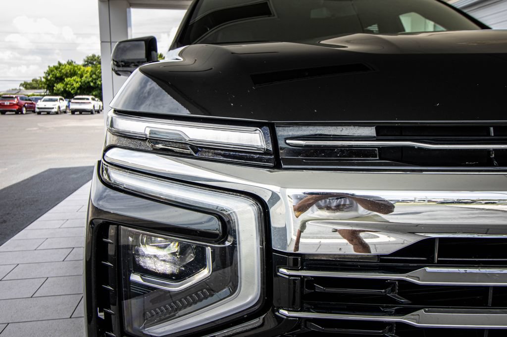 Used 2025 Chevrolet Suburban LT RWD image 5
