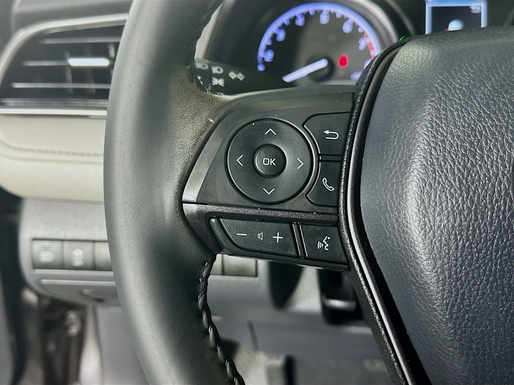 Used 2022 Toyota Camry SE w/ Convenience Package FWD image 16