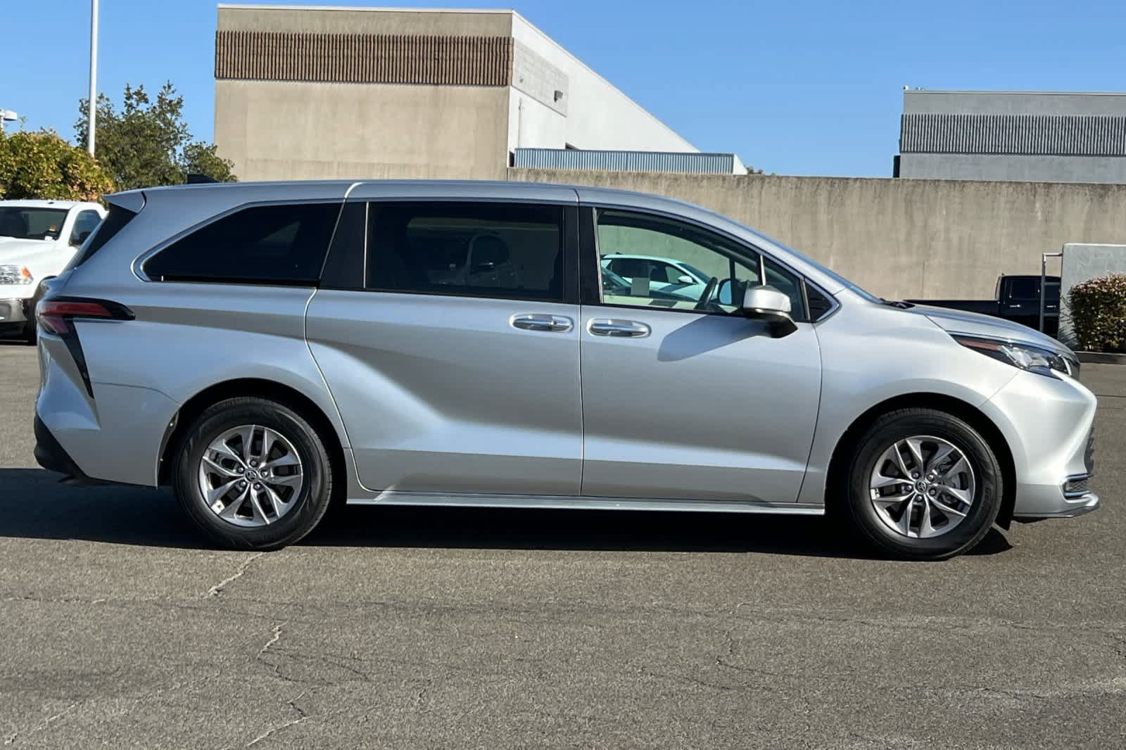 Certified 2022 Toyota Sienna XLE FWD image 6