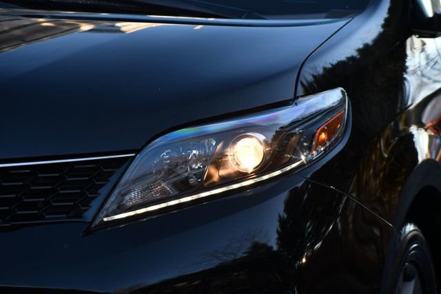 Used 2020 Toyota Sienna SE image 4