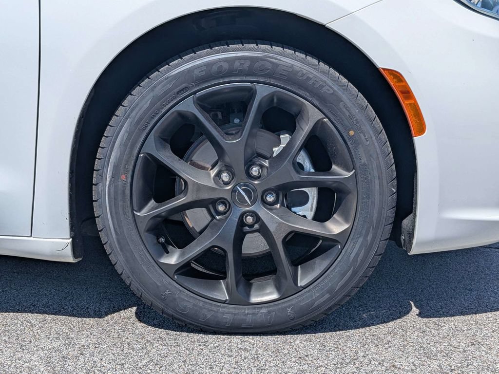 Used 2025 Chrysler Pacifica Limited FWD image 10
