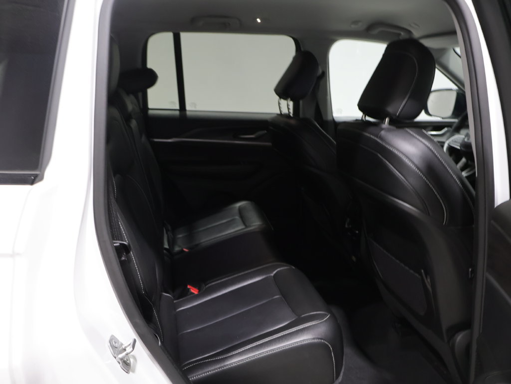 Used 2023 Jeep Grand Cherokee Limited w/ Black Appearance Package AWD/4WD image 19