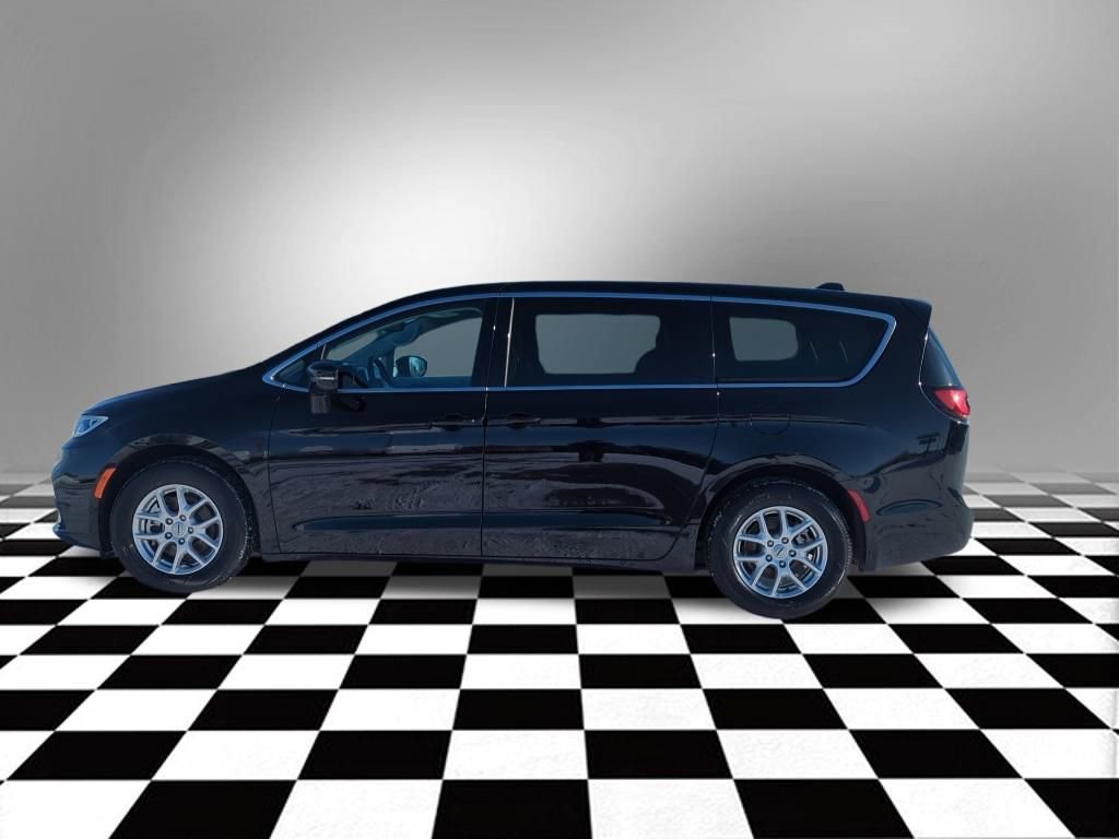 Used 2024 Chrysler Pacifica Touring-L image 12