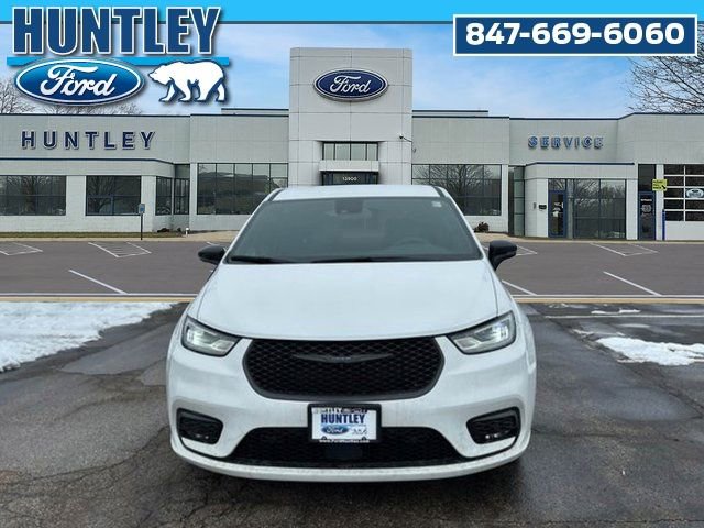 Used 2024 Chrysler Pacifica Select image 3