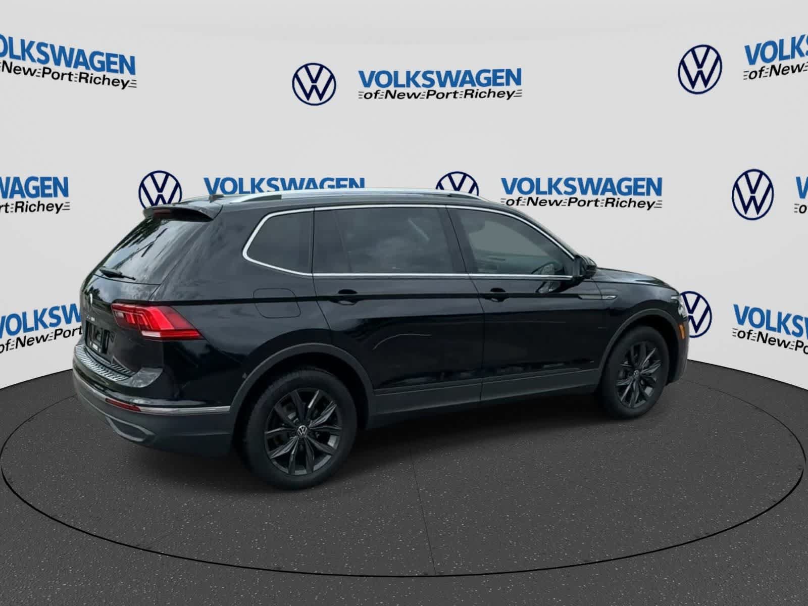 Used 2024 Volkswagen Tiguan SE w/ Panoramic Sunroof Package FWD image 8