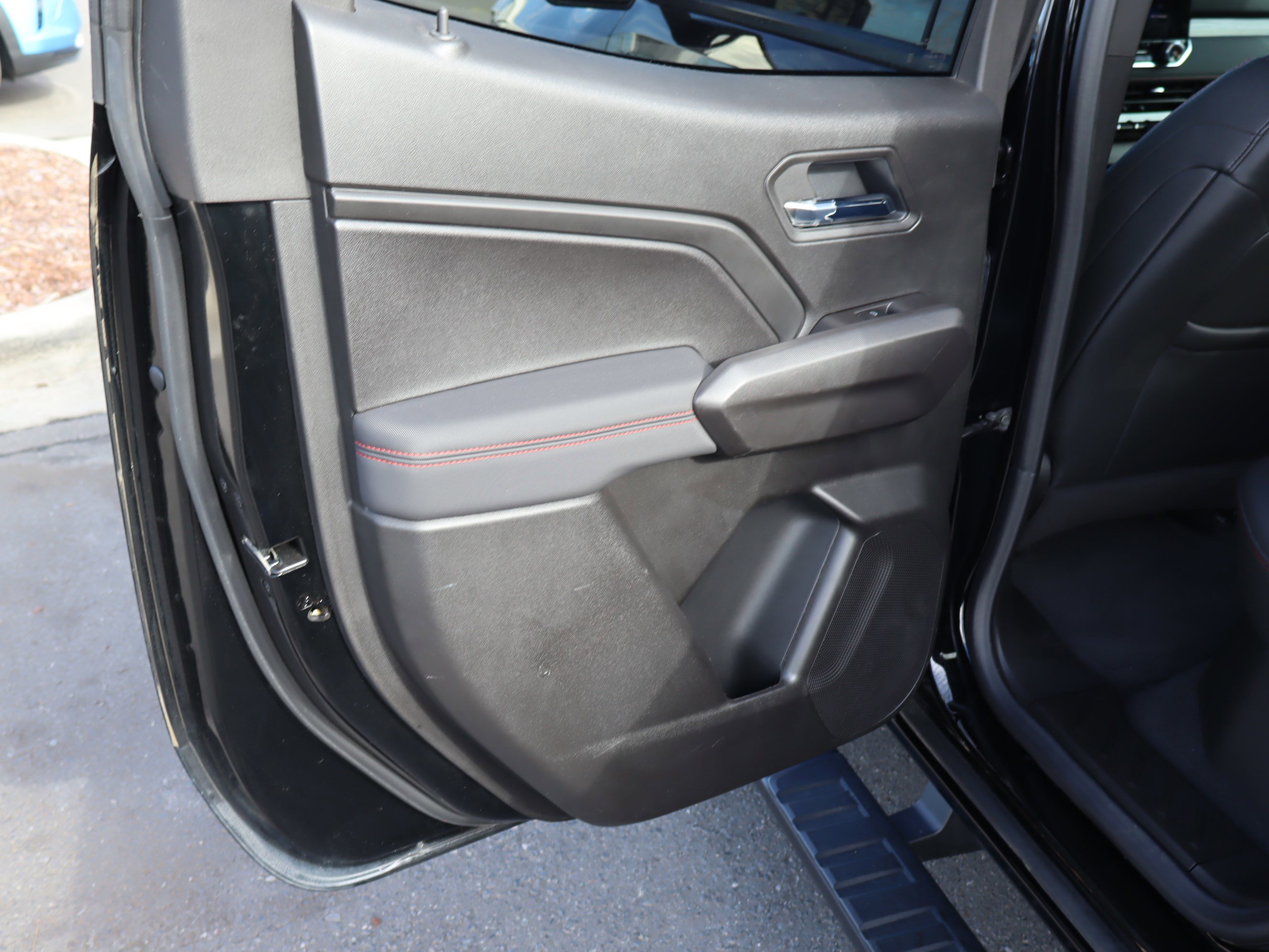 Certified 2025 Chevrolet Colorado Z71 w/ Midnight Edition image 32