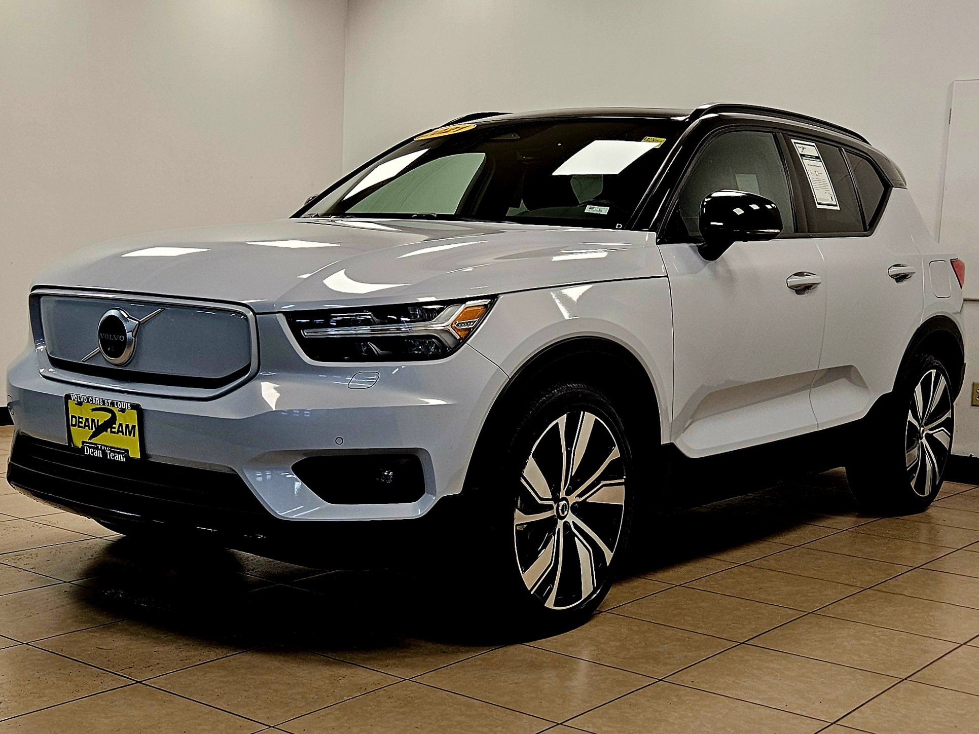 Used 2021 Volvo XC40 P8 Recharge w/ Advanced Package image 2
