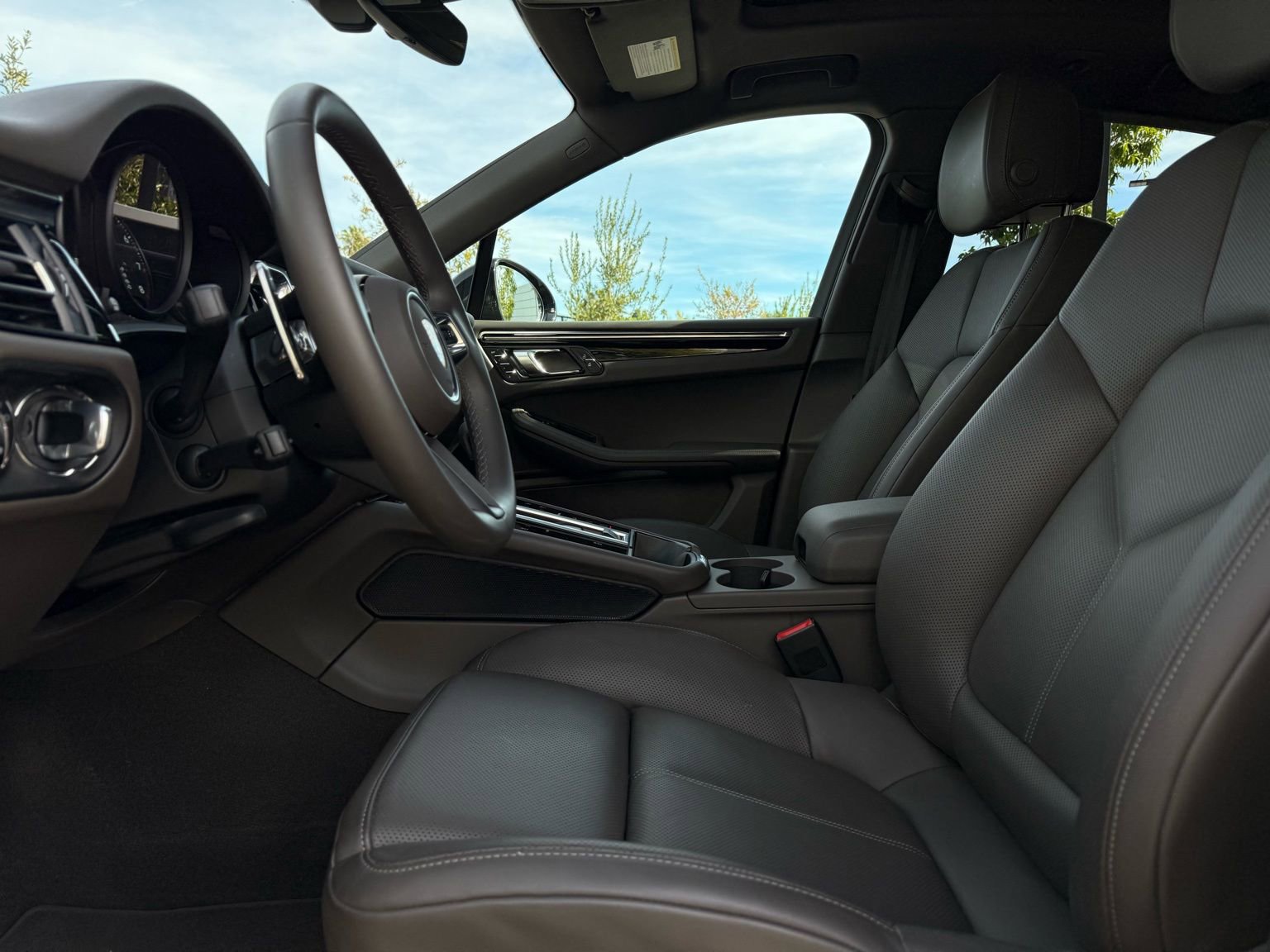 Used 2025 Porsche Macan image 13