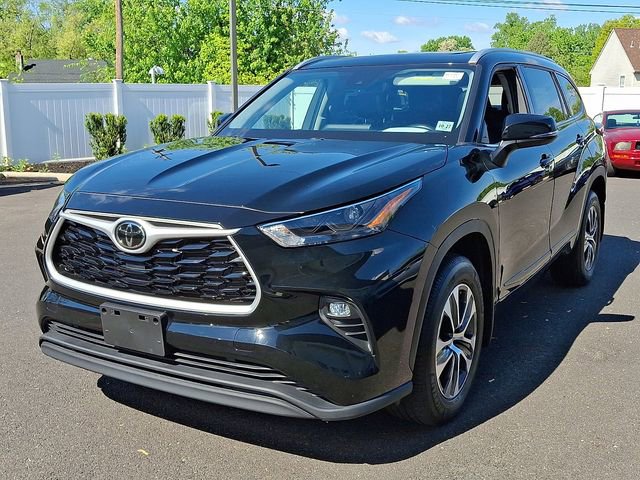 Used 2022 Toyota Highlander XLE AWD/4WD image 3