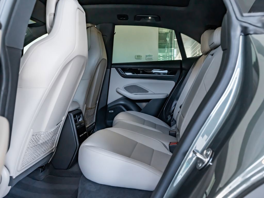 Certified 2025 Porsche Macan 4S Electric AWD/4WD image 23