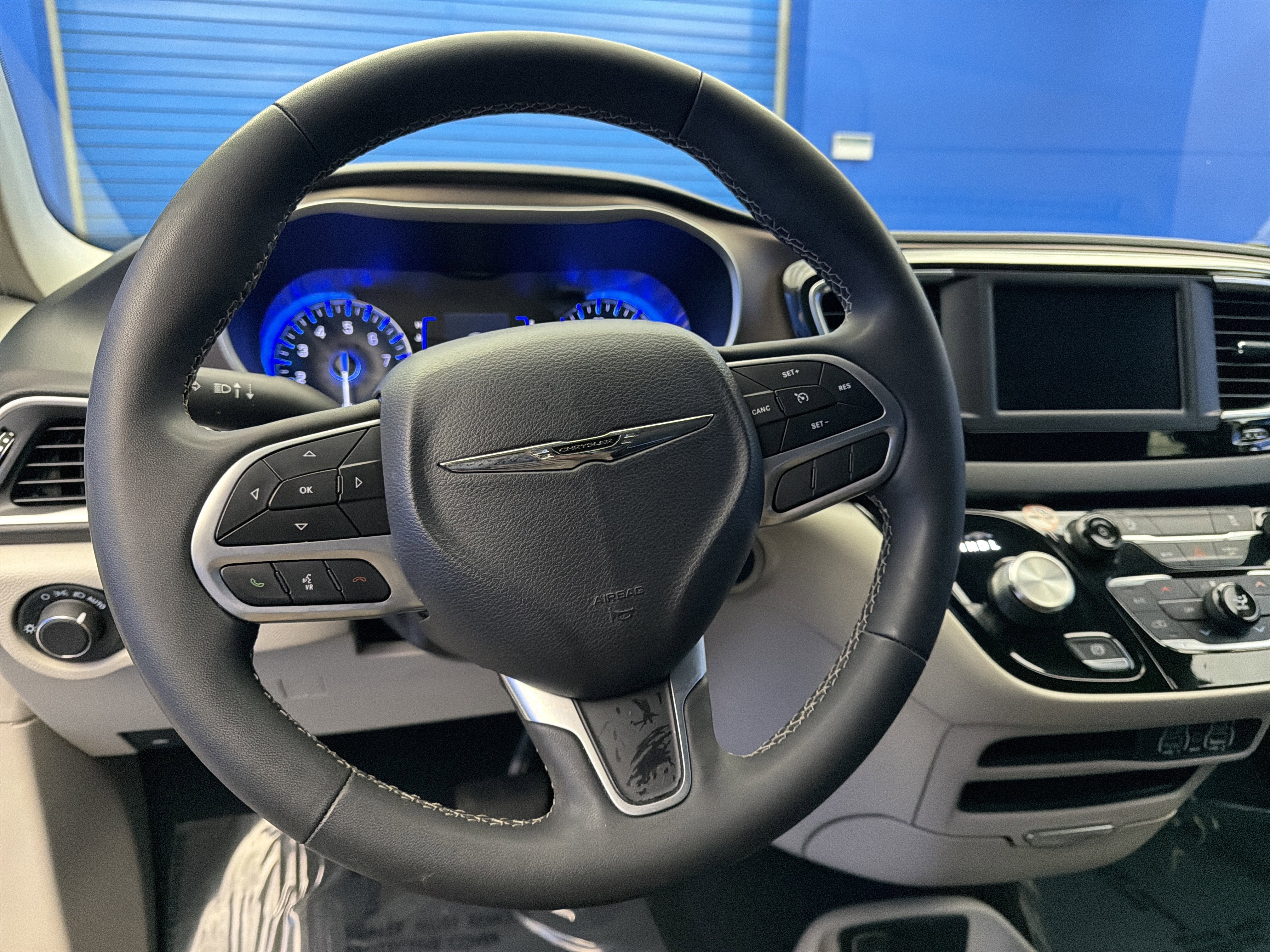 Used 2023 Chrysler Voyager LX image 14